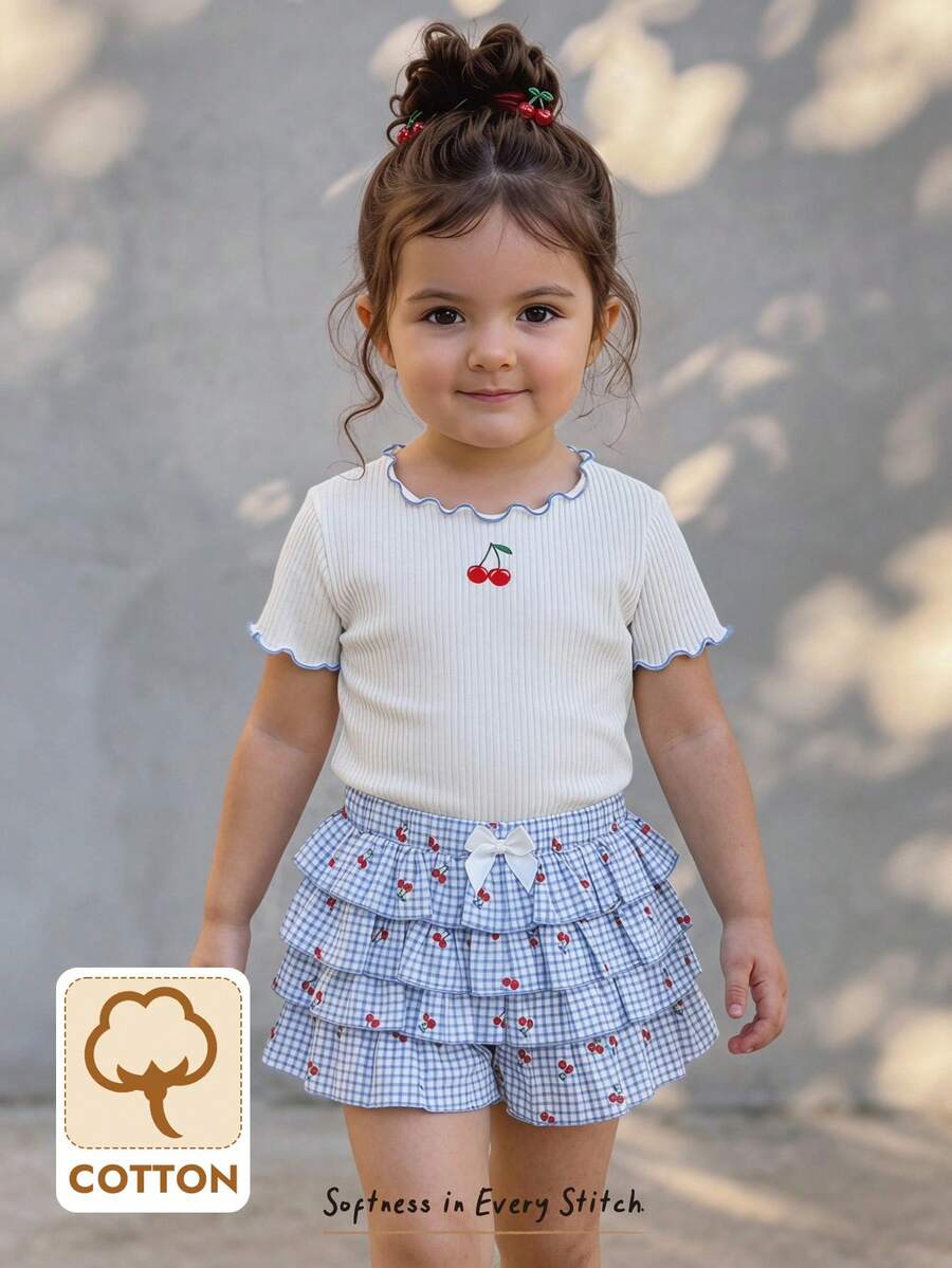 Cozy Pixies Set de 2 piezas con blusa de manga corta con cuello redondo y volantes con estampado de dibujos animados lindo para bebé niña, y falda-pantalón corta con cintura elástica y estampado a cuadros de cereza - Azul - Ver 1
