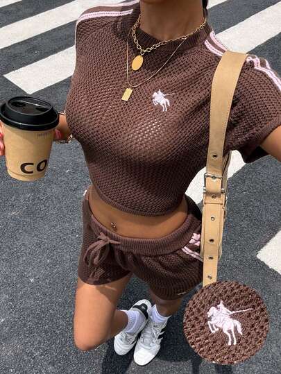 Muchica Bộ đồ mùa hè năng động: Áo croptop và quần short dệt kim khoét lỗ kẻ sọc tương phản màu sắc, phối hợp nhiều chất liệu.