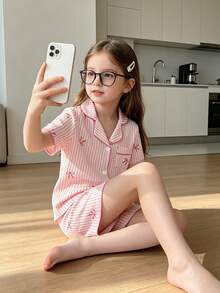 SHEIN Vintaside Kids 2件組女童幼童甜美夏季睡衣，粉白條紋圖案搭配可愛蝴蝶結印花。這款休閒睡衣包含一件短袖上衣，配有對比色鈕扣和經典翻領設計，深粉色滾邊，搭配同款柔軟針織面料短褲。 - 粉色 - 查看 4