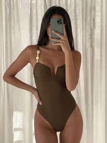 Swim Chiccia 女款夏季優雅海灘咖啡棕色一件式泳衣，復古細肩帶不對稱珠飾裝飾抓皺胸部V背修身款，適合春季與度假 - 棕色 - 查看 3
