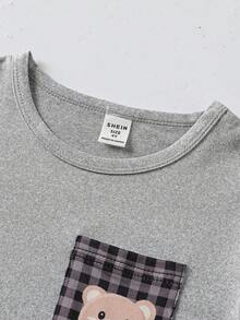 SHEIN Genkimix Kids 两件套男童时尚深灰色休闲睡衣，包括一件印有可爱字体图案的短袖圆领上衣和一条现代黑灰色格子图案长裤，采用轻盈柔软的针织舒适顺滑面料制成，适合春秋季居家休闲和日常睡衣穿着。 - 彩色 - 查看 4