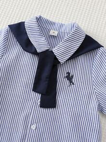 Cozy Pixies Bộ đồ cho bé trai gồm áo sơ mi ngắn tay cài cúc phía trước, họa tiết sọc phối màu tương phản, kèm áo choàng vai và quần short màu trơn. - Màu be - Xem 5