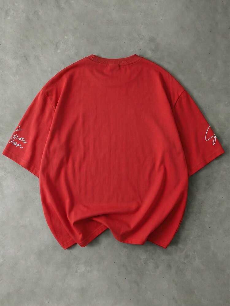 Oversized Crew Neck Kurzarm T-Shirt mit auffälligem numerischem Frontdruck und charakteristischem Schriftzug-Ärmeldetail