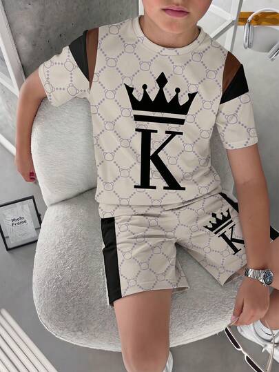 Bộ áo thun ngắn tay cổ tròn và quần short cho bé trai tuổi teen, kiểu dáng giản dị, thoải mái, tối giản, in hình gấu bông và họa tiết retro, in chữ "King" và hình vương miện, thích hợp cho mùa xuân và mùa hè.