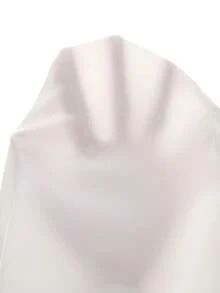GlowEve CURVE 大码女士优雅通勤套装，不对称肩部抹胸修身花卉金属扣不规则下摆白色外套搭配高腰褶裥直筒黑色长裤。 - 黑與白 - 查看 9