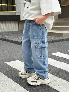 SHEIN Little Byeori 小男孩時尚破洞水洗寬鬆版型牛仔長褲，附工裝口袋，休閒百搭兒童街頭風春季款 - 淺色水洗藍 - 查看 3