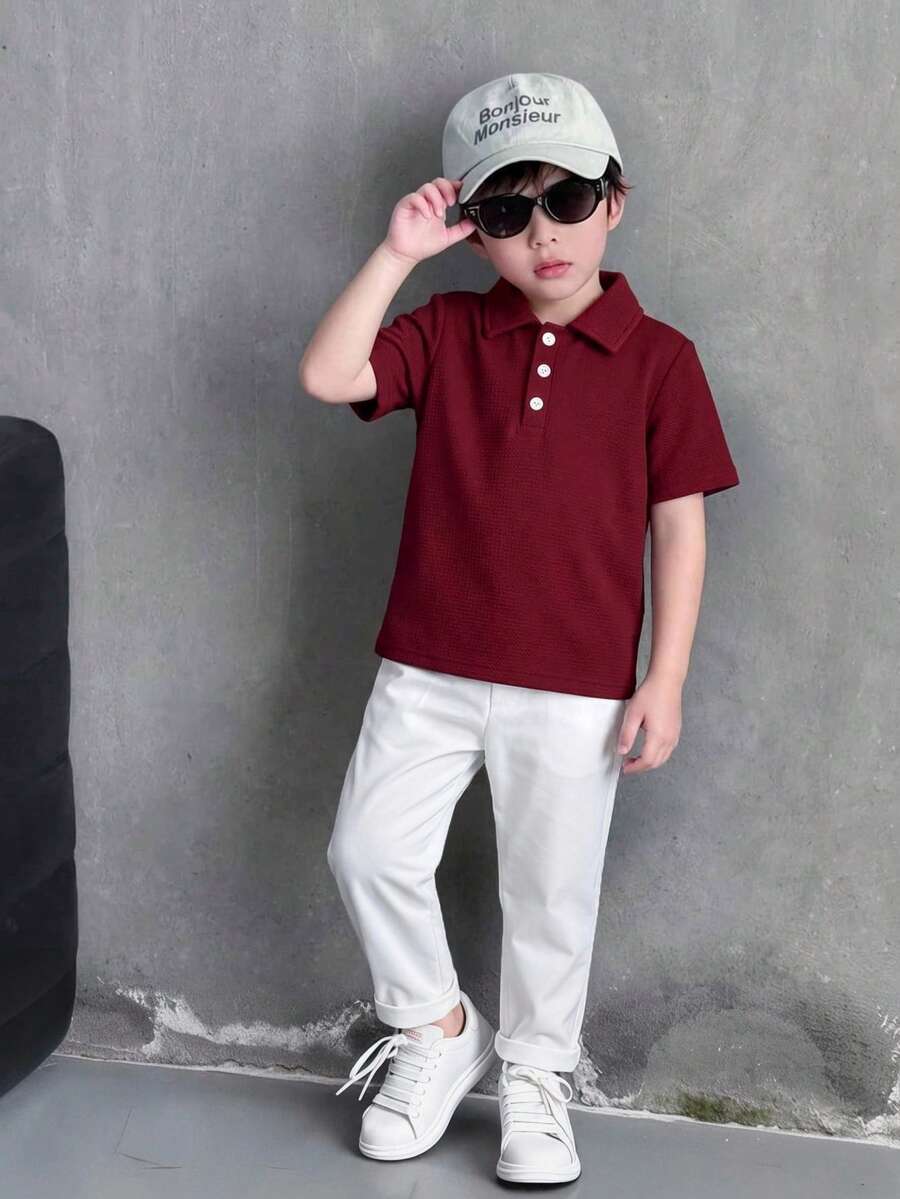 Genkimix Kids 2 Stücke/Set Kleinkinder Jungen Schul-Poloshirt und lange Hose, Frühling/Sommer. Das Top ist ein marineblau kurzärmeliges Poloshirt mit weißem Kragen und 2 Knöpfen, einfaches und sauberes Design mit einer kleinen Tasche auf der rechten Seite. Die Hose ist eine hellblaue Jeans, klassisch und vielseitig. Der Gesamtstil ist frisch und lässig, geeignet für den täglichen Aktivitäten von Kindern wie Schule oder Outdoor-Spiel. - Rot - Übersicht 1