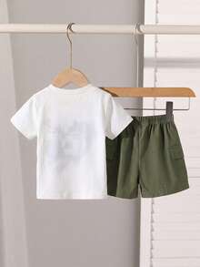 SHEIN Playful Pals 2件組 嬰幼兒男童夏季套裝 白色圖案圓領短袖上衣與素色短褲 休閒海灘套裝 適合戶外活動 - 綠色 - 查看 2