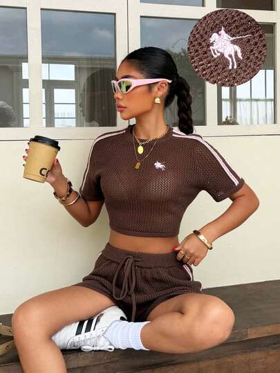 Muchica Bộ đồ mùa hè năng động: Áo croptop và quần short dệt kim khoét lỗ kẻ sọc tương phản màu sắc, phối hợp nhiều chất liệu.
