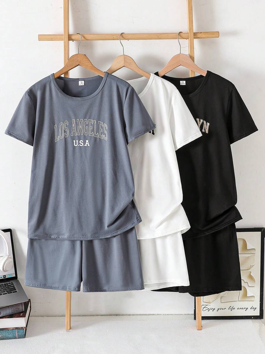 这款六件套青少年男童时尚字母印花家居服套装,包含圆领短袖上衣和配套短裤,颜色有黑色、白色和石板蓝三种。轻盈的针织面料柔软舒适,非常适合夏夜和居家休闲穿着,版型合身,适合青少年及年龄稍大的男孩。 - 彩色 - 查看 1