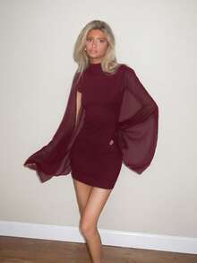 Sydney Algeri Vestido Mini Ajustado con Capa de Cuello Alto, unicolor Elegante - Burdeos - Ver 5