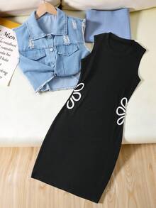 SHEIN Bộ đồ 2 món dành cho thiếu nữ: Áo hai dây dệt kim đen khoét lưng + Áo khoác denim rách, set đồ thường ngày đi làm; Áo croptop denim xanh thắt nút + Váy slip dệt kim đen, set đồ thường ngày đa năng. - màu đen - Xem 1