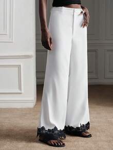 Aveloria Modichic Calça reta branca com detalhe em renda preta contrastante na barra. Elegante, sofisticada, romântica, vintage, casual e versátil para primavera/verão. - Branco - Ver 4