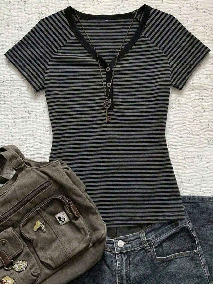 SHEIN 少女Y2K风格条纹短袖V领纽扣开襟插肩袖修身T恤 夏季 - 彩色 - 查看 1