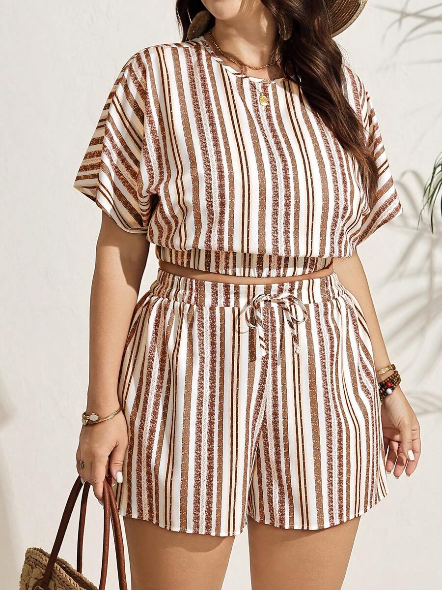SHEIN LUNE 大码女式条纹圆领上衣和短裤休闲日常穿搭 - 彩色 - 查看 1