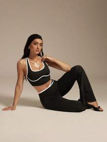 Silquee Bộ đồ thể thao nữ gồm áo tank top lửng lưng chéo và quần ống loe. - màu đen - Xem 7