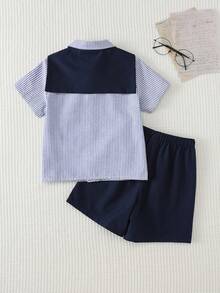 Cozy Pixies Bộ đồ cho bé trai gồm áo sơ mi ngắn tay cài cúc phía trước, họa tiết sọc phối màu tương phản, kèm áo choàng vai và quần short màu trơn. - Màu be - Xem 2