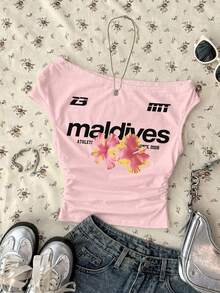 SHEIN Essnce 女款修身不對稱單肩抓皺短版上衣，休閒極簡運動街頭風百搭派對機場穿搭 Y2K 上衣，粉色花卉與英文字母學院風印花圖案，女款外出穿搭，女款夏季穿搭 - 彩色 - 查看 3