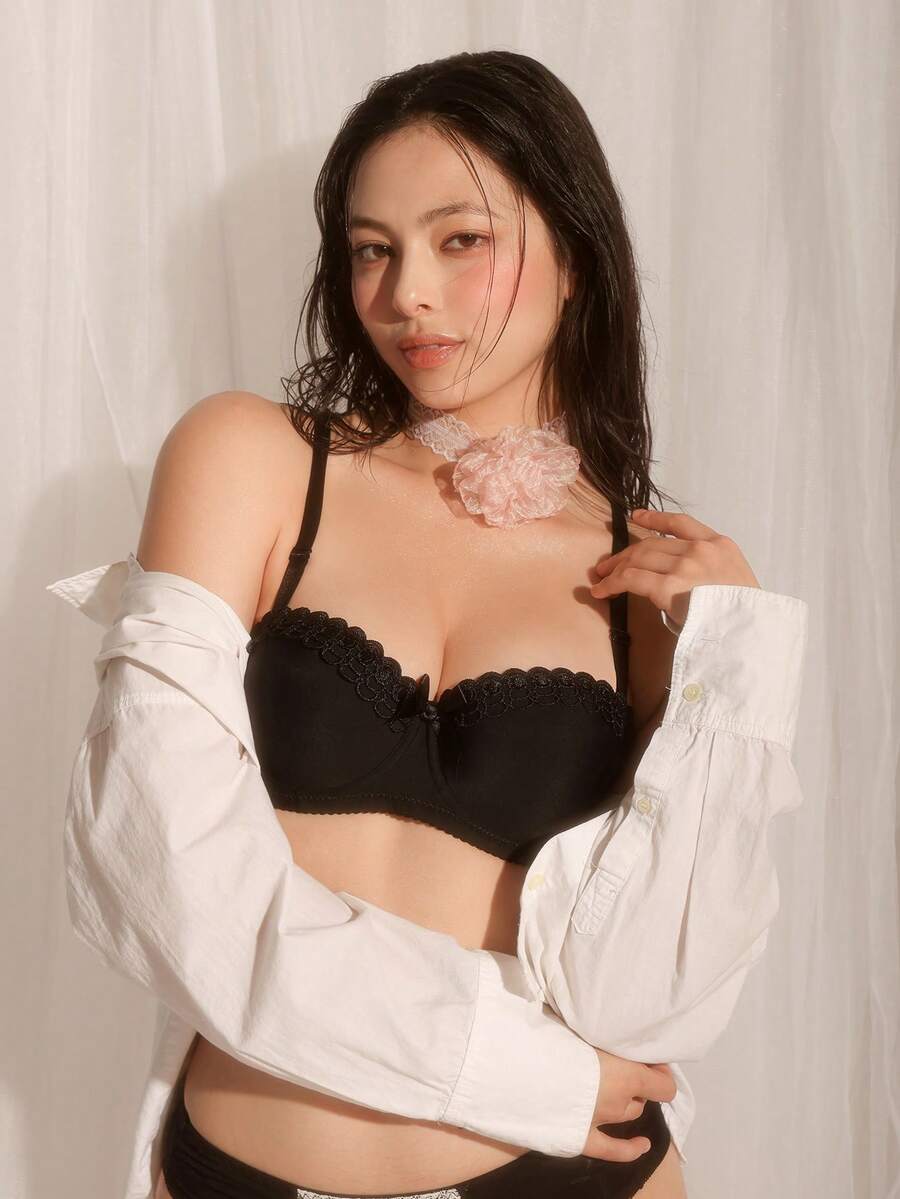 DelicateAllure 女士休闲黑色面料纯色文胸,撞色蕾丝和蝴蝶结细节,略有弹性 - 黑色 - 查看 1