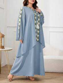Al Najma 大码女士优雅阿拉伯风格连衣裙，饰有贴花和流苏设计 - 藍色 - 查看 6