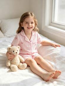 SHEIN Vintaside Kids 2件組女童幼童甜美夏季睡衣，粉白條紋圖案搭配可愛蝴蝶結印花。這款休閒睡衣包含一件短袖上衣，配有對比色鈕扣和經典翻領設計，深粉色滾邊，搭配同款柔軟針織面料短褲。 - 粉色 - 查看 6