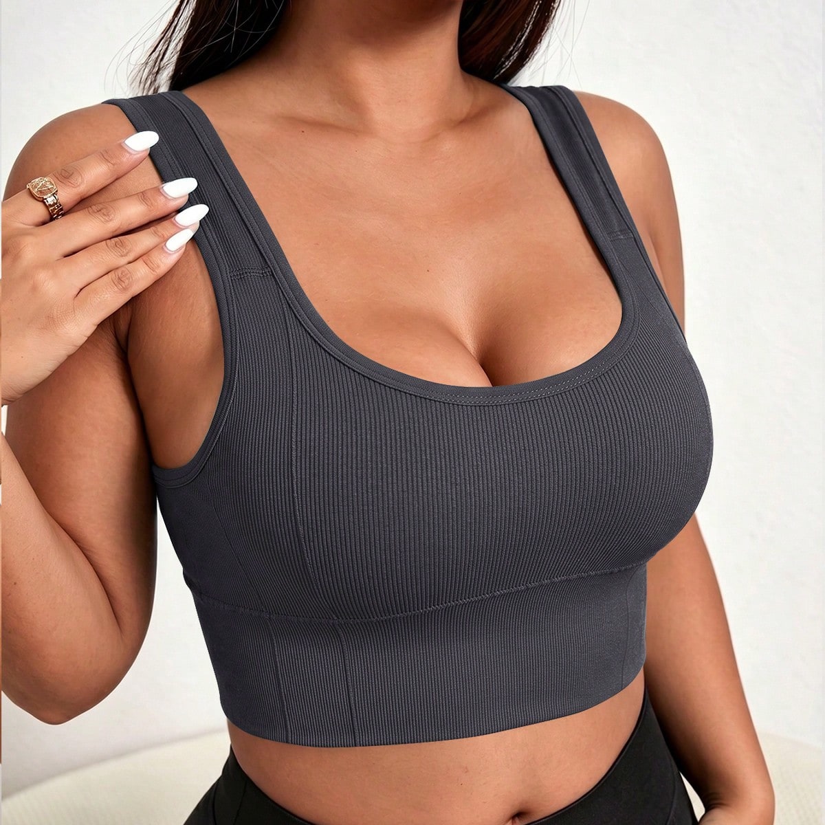 Pieza Camiseta de tirantes deportiva gris de talla grande, adecuada para fitness/yoga