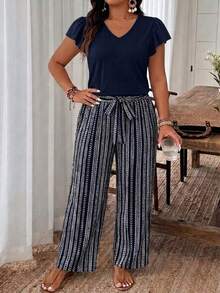 SHEIN Frenchy Bộ đồ hè cỡ lớn, kiểu dáng thường ngày, màu trơn, cổ chữ V, viền bèo nhún, gồm áo và quần. - Màu xanh hải quân - Xem 1