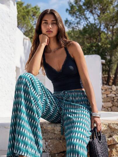 Nöista Quần ống rộng cạp cao in họa tiết, dáng rộng thoải mái, họa tiết bohemian và màu xanh lục nhạt giản dị, sẵn sàng cho kỳ nghỉ. Chúng thoáng mát, có độ rũ đẹp và mang lại sự thoải mái cùng phong cách tuyệt vời cho mùa hè. Một món đồ không thể thiếu, bắt mắt và đa năng cho trang phục hàng ngày, kỳ nghỉ và du lịch.