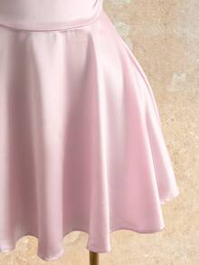 Mistrie Vestido feminino novo, sexy e elegante, com decote halter e costas nuas em tecido brilhante. Saia evasê em tecido brilhante, com barra ampla. Ideal para encontros casuais, festas, casamentos, formaturas, ensaios fotográficos de formatura e diversas ocasiões formais. Um vestido curto e formal perfeito para qualquer ocasião. - Rosa - Ver 10