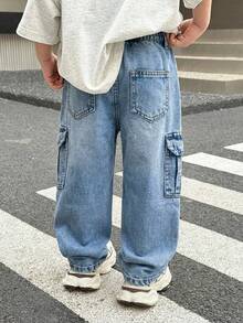 SHEIN Little Byeori 小男孩時尚破洞水洗寬鬆版型牛仔長褲，附工裝口袋，休閒百搭兒童街頭風春季款 - 淺色水洗藍 - 查看 2