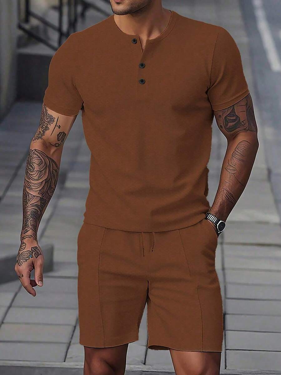 Manfinity Homme 男士休閒日常通勤純色短袖亨利領T恤與抽繩腰短褲套裝，夏季，度假 - 咖啡棕 - 查看 1