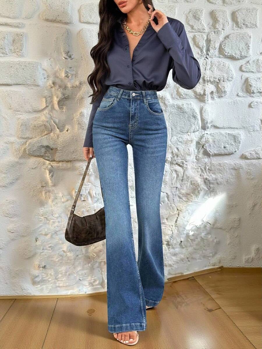 SHEIN بنطلون جينز بخصر عالي بقصة كاجوال بلون أزرق متوسط الغسيل، قماش مرن بأزرار أمامية وقصة منتظمة وقبة واسعة - أزرق متوسط - مشاهدة 1