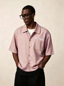 STYNVO Camisa de estilo casual y urbano americano para hombre, con bordado de letras y estampado de rayas, de corte holgado, para uso diario y verano - Rosa - Ver 2