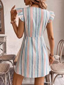 SHEIN Frenchy 女士休闲V领短袖纽扣装饰A字连衣裙，条纹连衣裙，女士休闲度假装 - 彩色 - 查看 2