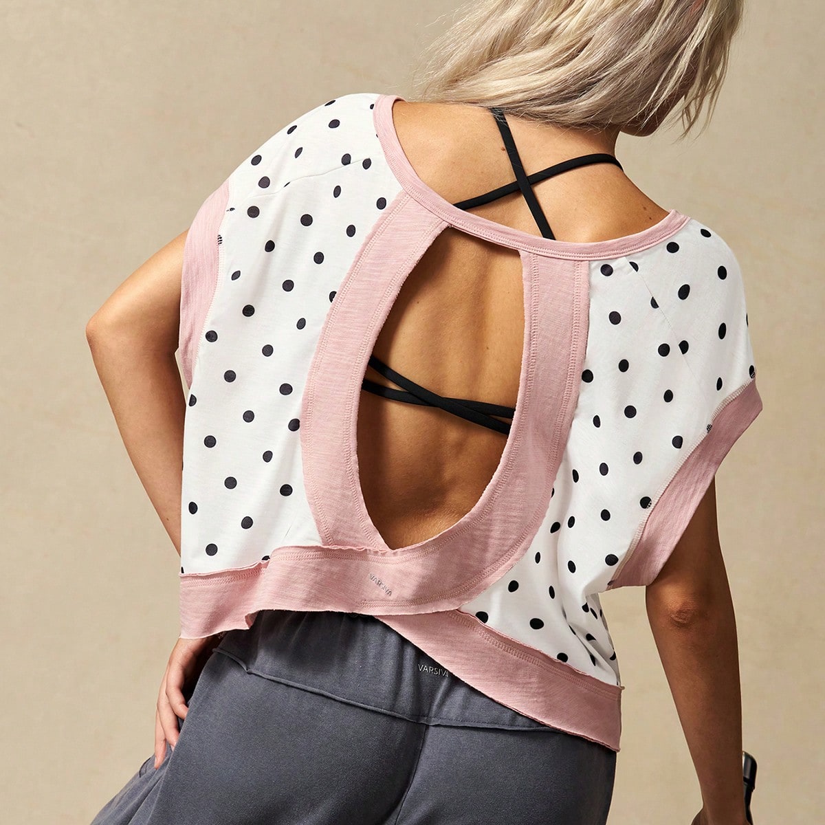 Camiseta deportiva de mujer con estampado versátil y contraste de color, para uso diario