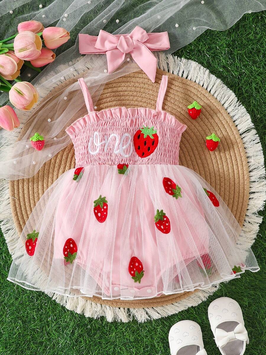 SHEIN Vintaside Kids Bộ đồ liền thân có dây đeo mùa hè cho bé gái, họa tiết lưới thêu hình quả dâu tây dễ thương, thiết yếu cho trang phục mặc nhà và ngoài trời - Hồng - Xem 1