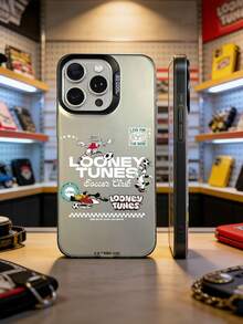 LOONEY TUNES X SHEIN 1个乐一通足球俱乐部哑光灰色手机壳，带黑色摄像头边框，印有完整的乐一通足球队图案、“相信并实现”标语和经典的“乐一通”标志。为您的手机提供全方位防震保护。是卡通爱好者和乐一通粉丝的完美礼物。兼容iPhone和Galaxy手机壳，手机配件齐全，快速发货。 - 黑色 - 查看 2