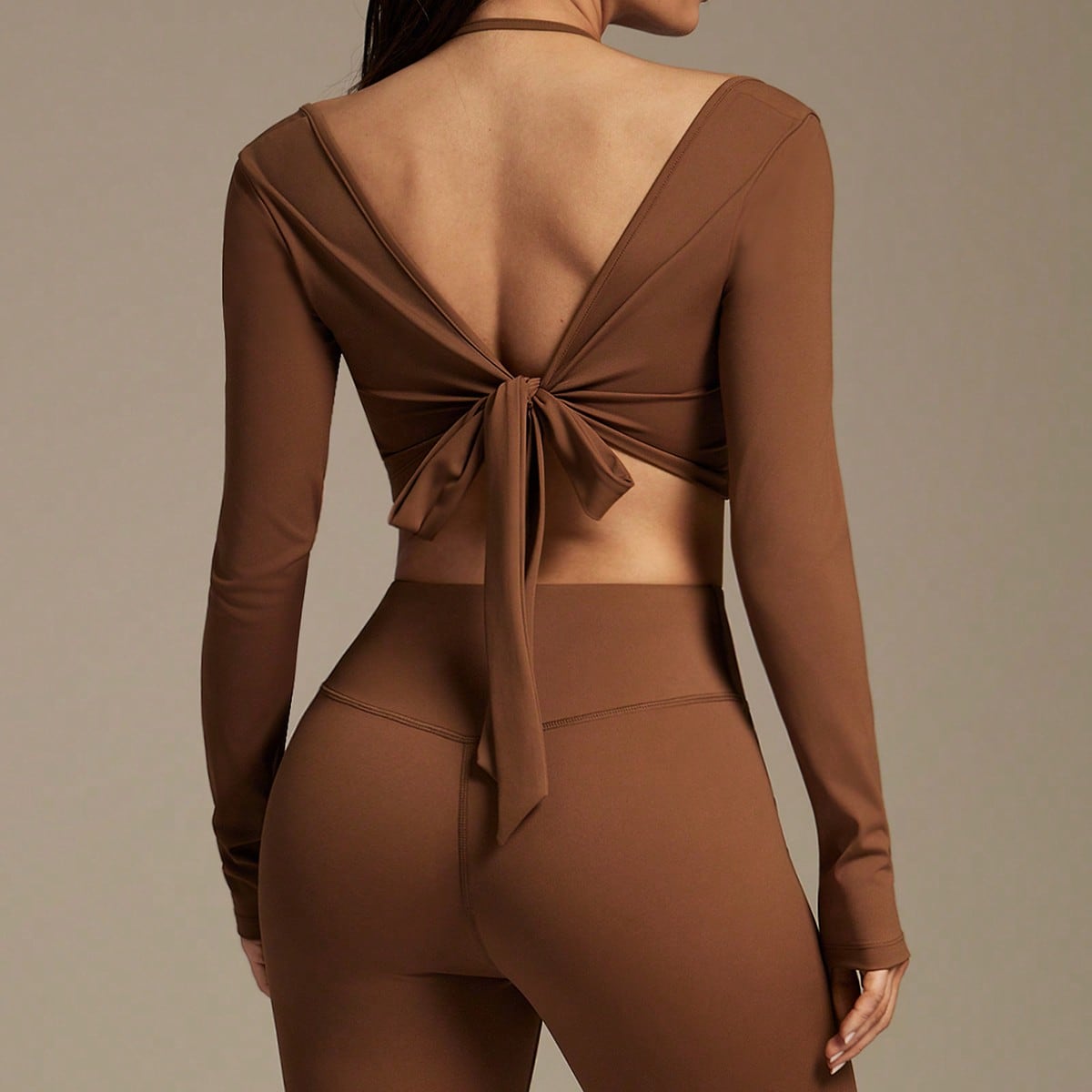 Conjunto deportivo casual de top de manga larga con pliegues retorcidos de unicolor y leggings ajustados de cintura alta para mujer