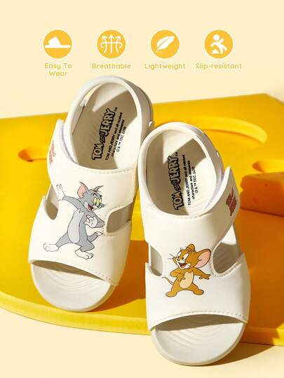 TOM & JERRY X SHEIN صنادل صيفية للأطفال مطبوعة باللون البيج من مادة EVA، قابلة للتنفس وسريعة الجفاف، ناعمة ومريحة، مناسبة للأولاد للارتداء داخل المنزل وخارجه، في الحمامات والملاعب وحمامات السباحة والشواطئ، صنادل حمام