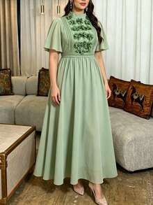 Modelyn Vestido maxi elegante y romántico con decoración floral, mangas con volantes de gasa verde para mujeres de talla grande - Verde - Ver 6