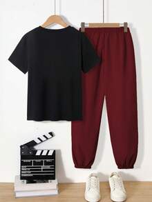 SHEIN Mirajuku 2件套男童印花黑色短袖T恤搭配米色工装裤，休闲套装，春夏款 - 紅色 - 查看 2