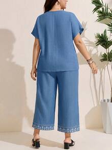 Comfylo 大码女式刺绣蝙蝠图案短袖衬衫和裤子休闲套装 - 藍色 - 查看 2