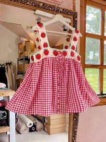 Sunnyshic Áo sơ mi nữ cỡ lớn chất liệu cotton mềm mại, thoải mái, họa tiết kẻ caro vuông, phối ren dâu tây, thắt nơ phía trước, không tay, kiểu dáng dễ thương, thích hợp cho kỳ nghỉ hè, dã ngoại, hẹn hò, dự tiệc và đi học. - Nhiều màu - Xem 4