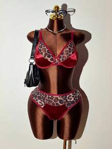 Bare Chapter Set 2 Potong Atasan dan Celana Dalam Satin & Jala Motif Leopard Seksi Ukuran Plus dengan Blok Warna - Merah - View 3