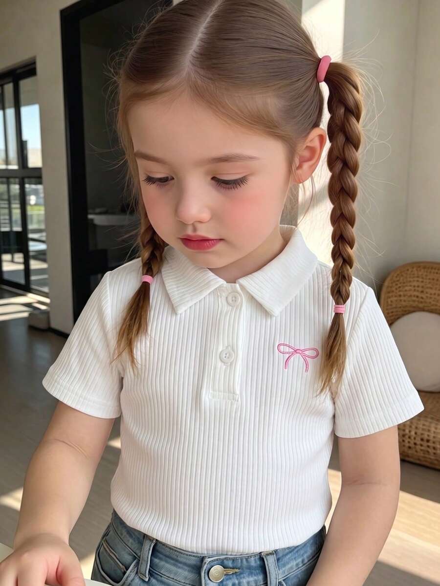 Souflis Souflis 这款女婴夏季魅力白色短袖Polo衫,采用实用百搭的亚麻罗纹面料,饰以粉色蝴蝶结刺绣图案,甜美简约的设计更添时尚感。柔软弹力的罗纹针织面料,精致的蝴蝶结刺绣和经典的Polo领,是夏季穿搭、早午餐约会、都市盛会、家庭聚会、上学日和休闲外出活动的理想之选。轻松搭配牛仔裤、裙子或背带裤,为您的宝贝公主打造优雅可爱的造型。 - 白色 - 查看 1