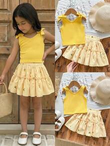 SHEIN Bộ 2 món thời trang cho bé gái: Áo hai dây dệt kim màu vàng trơn mềm mại + Chân váy ngắn voan in họa tiết chanh và kẻ caro vàng. - Màu vàng - Xem 1