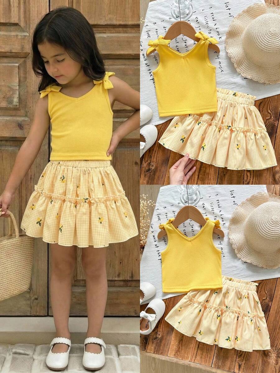 SHEIN Bộ 2 món thời trang cho bé gái: Áo hai dây dệt kim màu vàng trơn mềm mại + Chân váy ngắn voan in họa tiết chanh và kẻ caro vàng. - Màu vàng - Xem 1