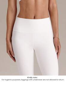 GLOWMODE Quần legging yoga FeatherFit™ cạp cao 24 inch, không xuyên thấu, thiết kế chữ Y nâng mông, có túi ẩn phía trước, tích hợp quần lọt khe, thích hợp mặc hàng ngày khi tập Pilates hoặc các buổi tập khác. - trắng - Xem 8