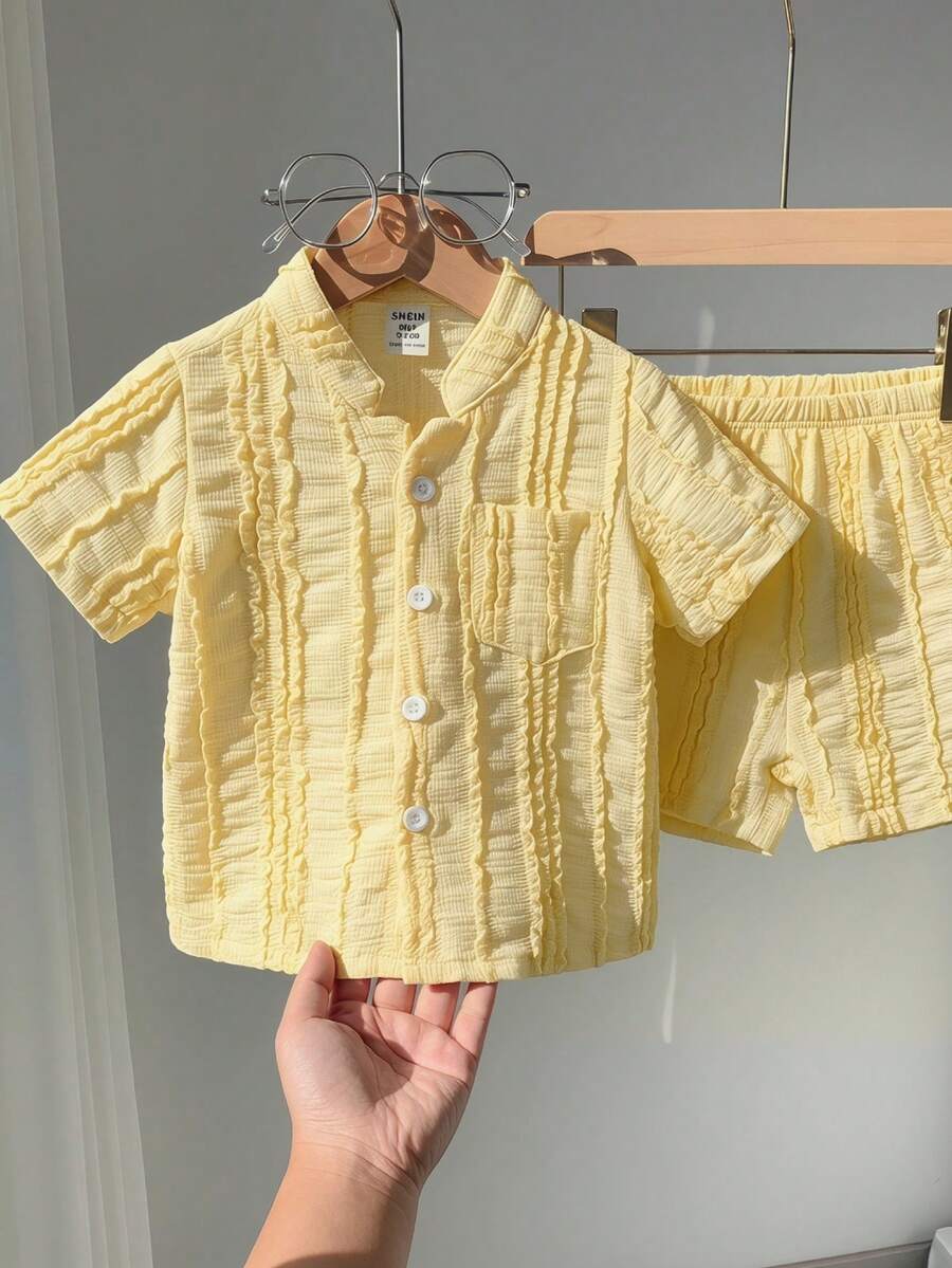 SHEIN 2件組 嬰幼兒男童條紋紋理短袖立領襯衫與彈性腰圍短褲套裝 淡黃色 夏季休閒度假風 - 黃色 - 查看 1
