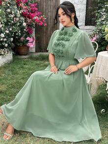 Modelyn Vestido maxi elegante y romántico con decoración floral, mangas con volantes de gasa verde para mujeres de talla grande - Verde - Ver 4